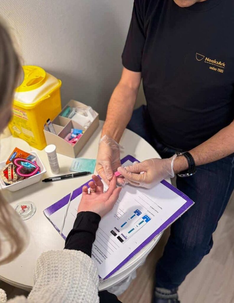 Bilden visar hur en testare på testmottagningen genomför ett test.