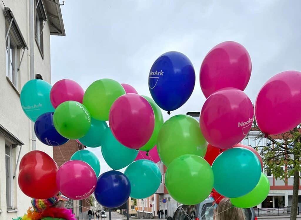 Bild på färgglada ballonger med Noaks Arks logga